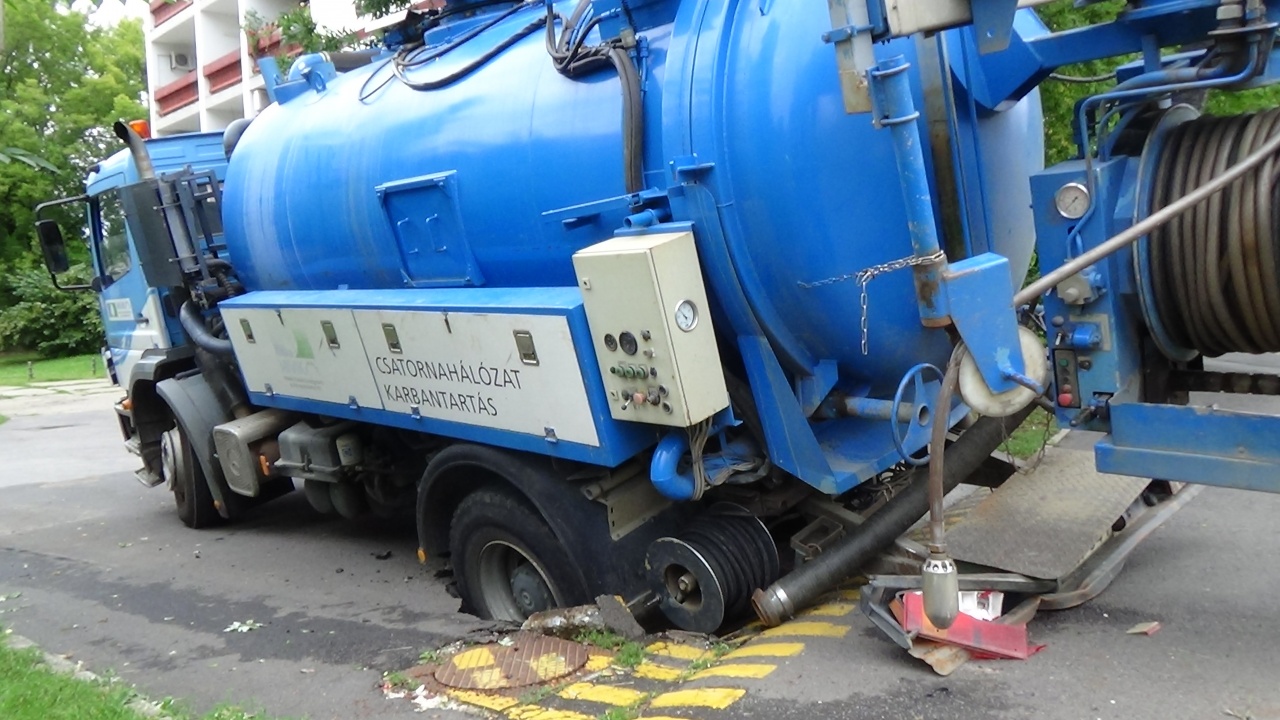 Munkagép alatt szakadt be az úttest