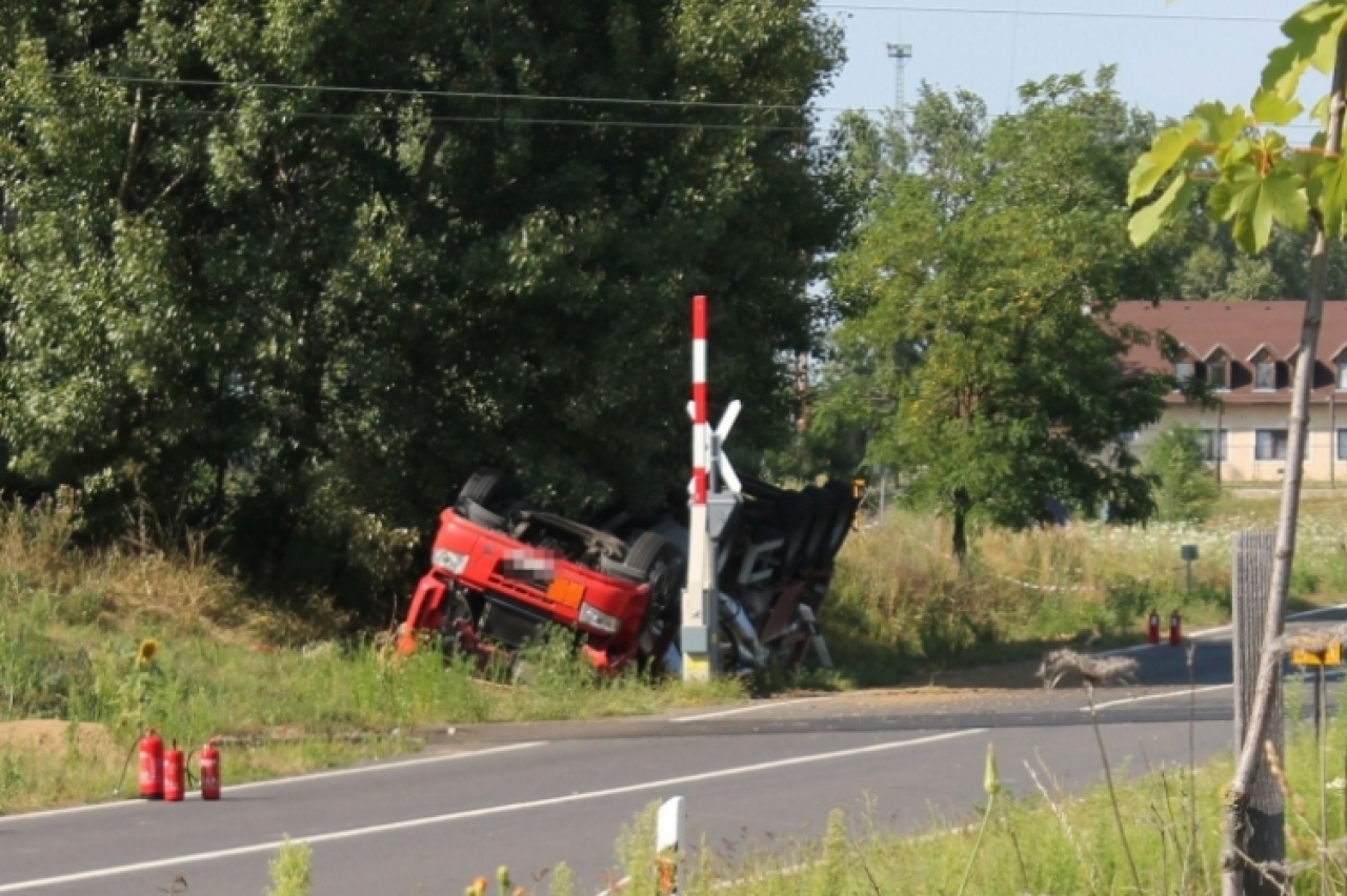 Befejezték a veszélyes anyagot szállító tehergépkocsi műszaki mentését