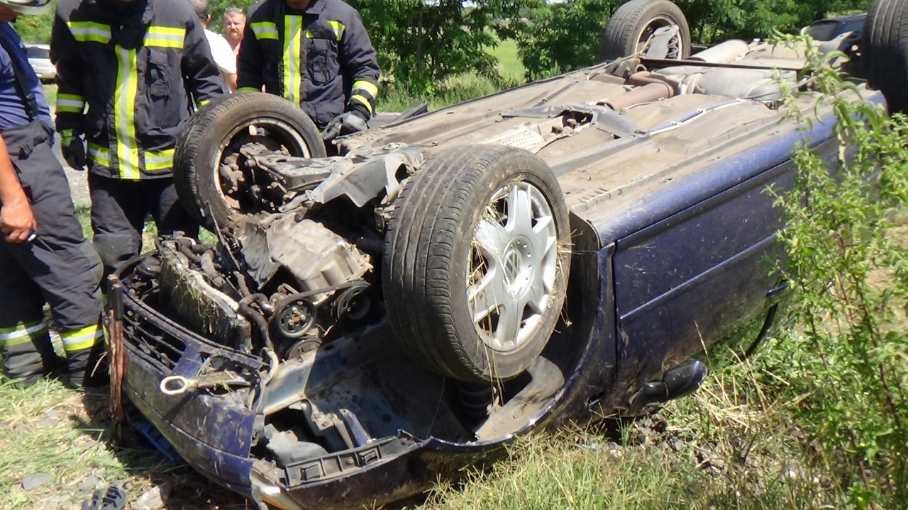 Felborult egy autó Nagyszállásnál