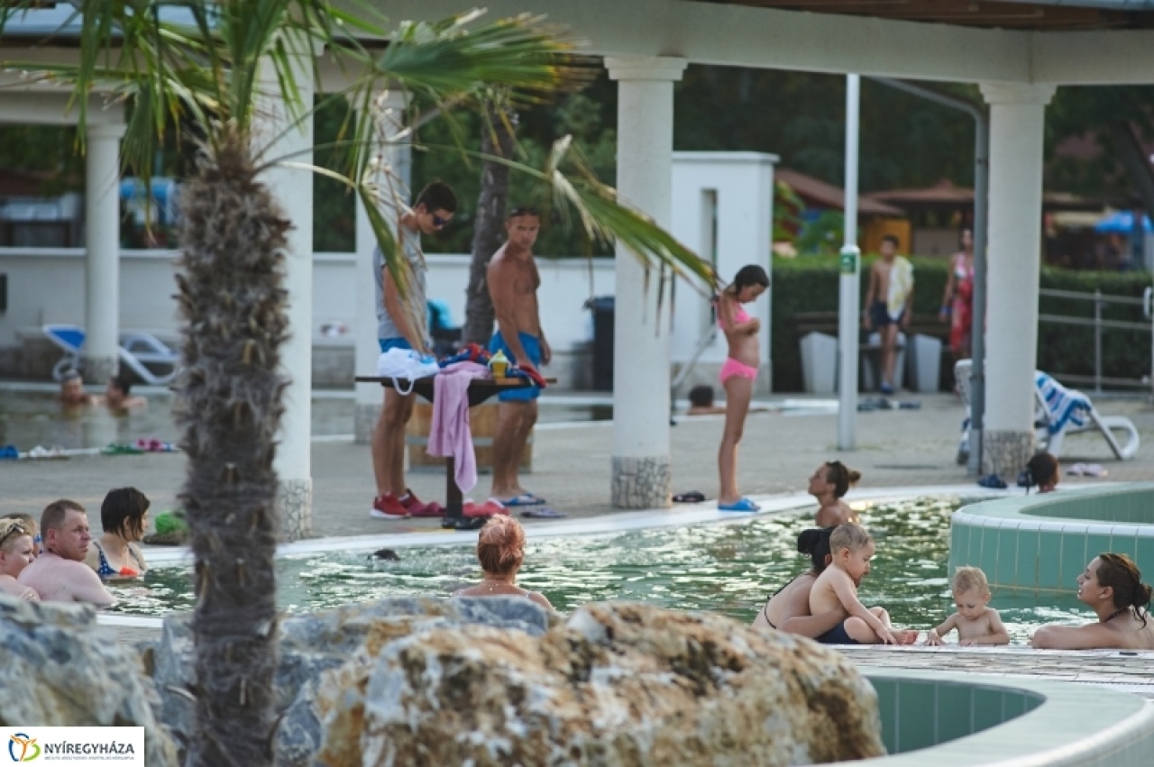 Zárásig tele a strand