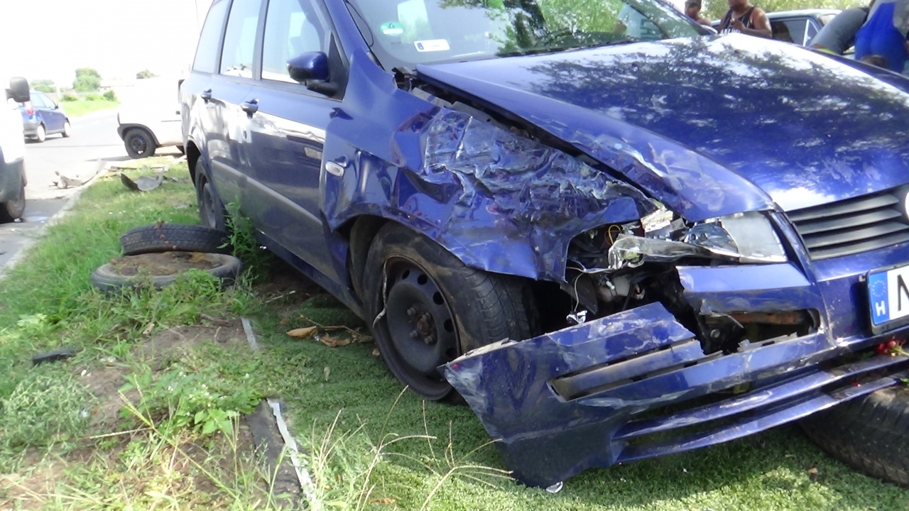 Előzésben lévő személygépkocsinak ütközött