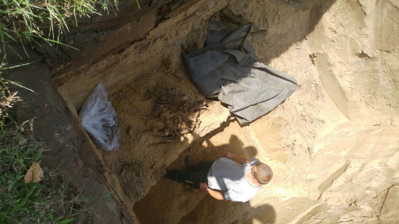 Még tűzszerészeket is hívtak az ismeretlen sírhoz