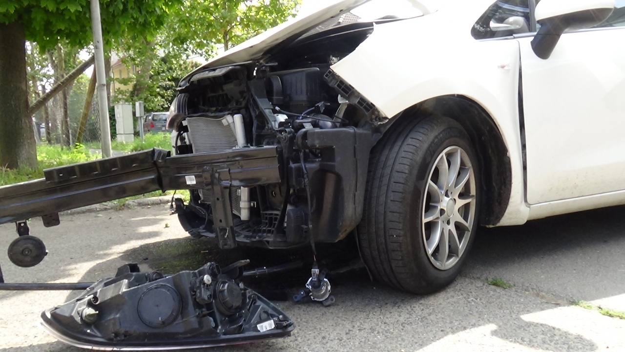 Elsőbbségadás nélkül fordult be a kereszteződésbe