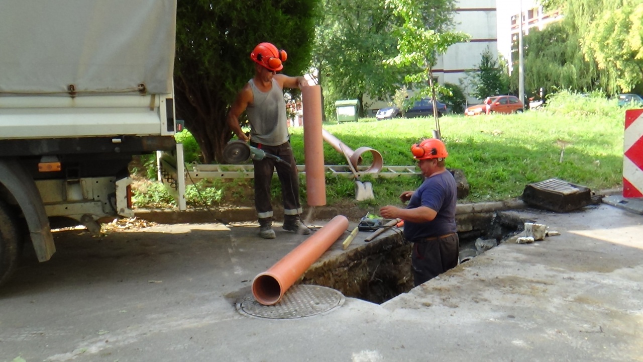 Csatornát építenek