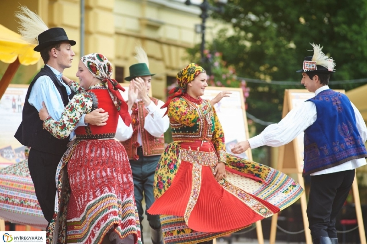 Táncosok színe-java érkezik a világból
