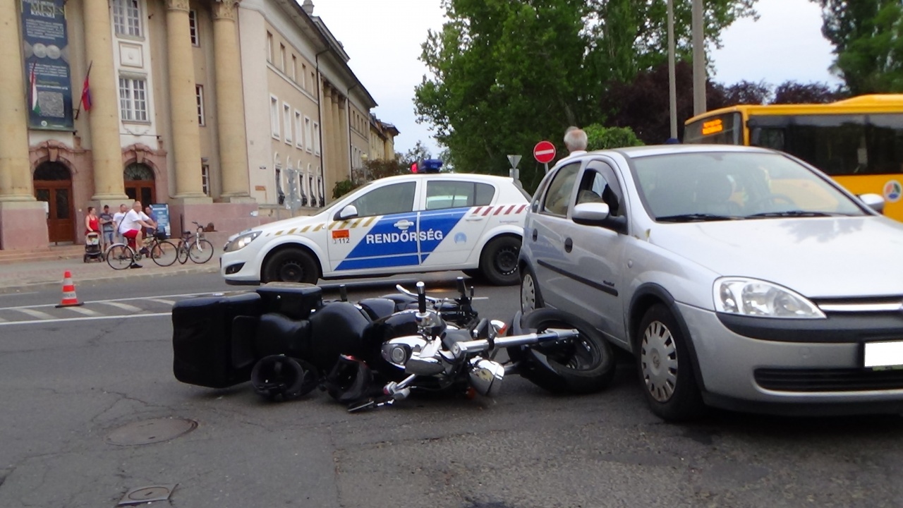 Autós és motoros ütközött