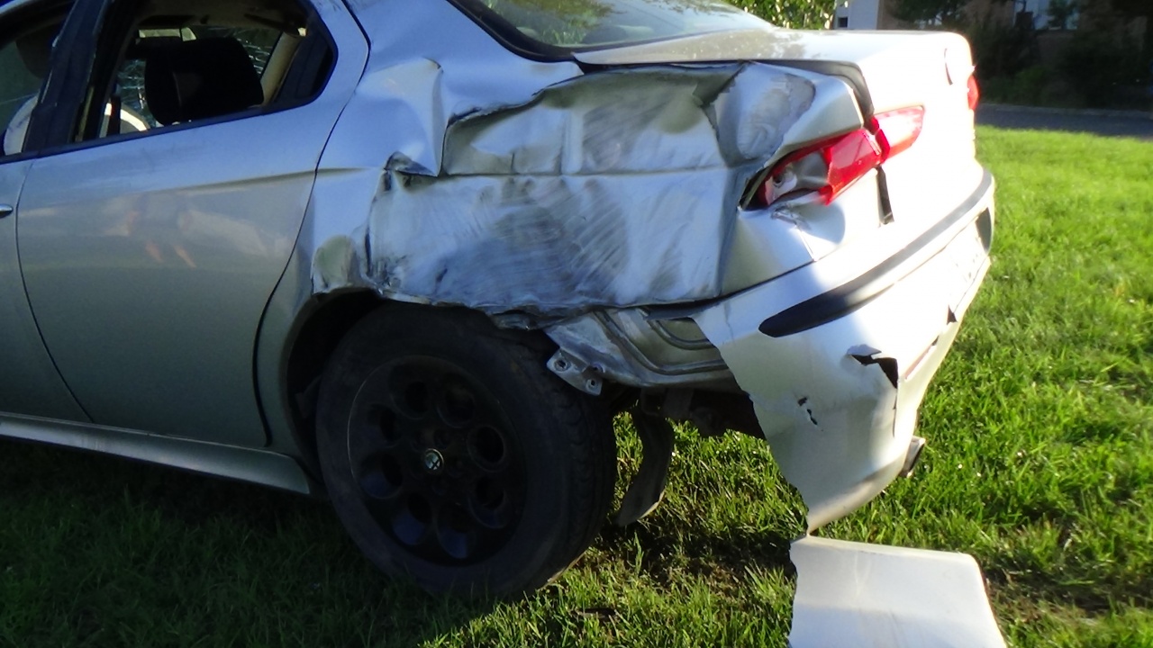 Fát szállító teherautónak csapódott