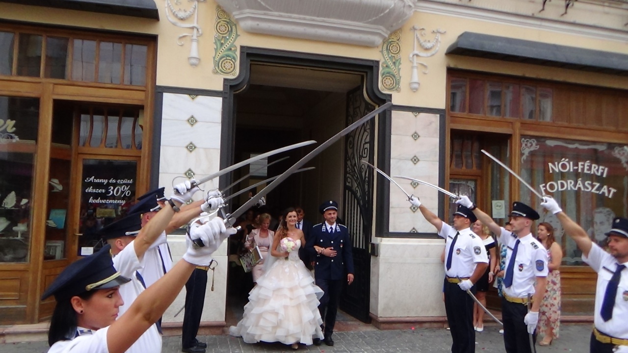 Kardot rántott a násznép