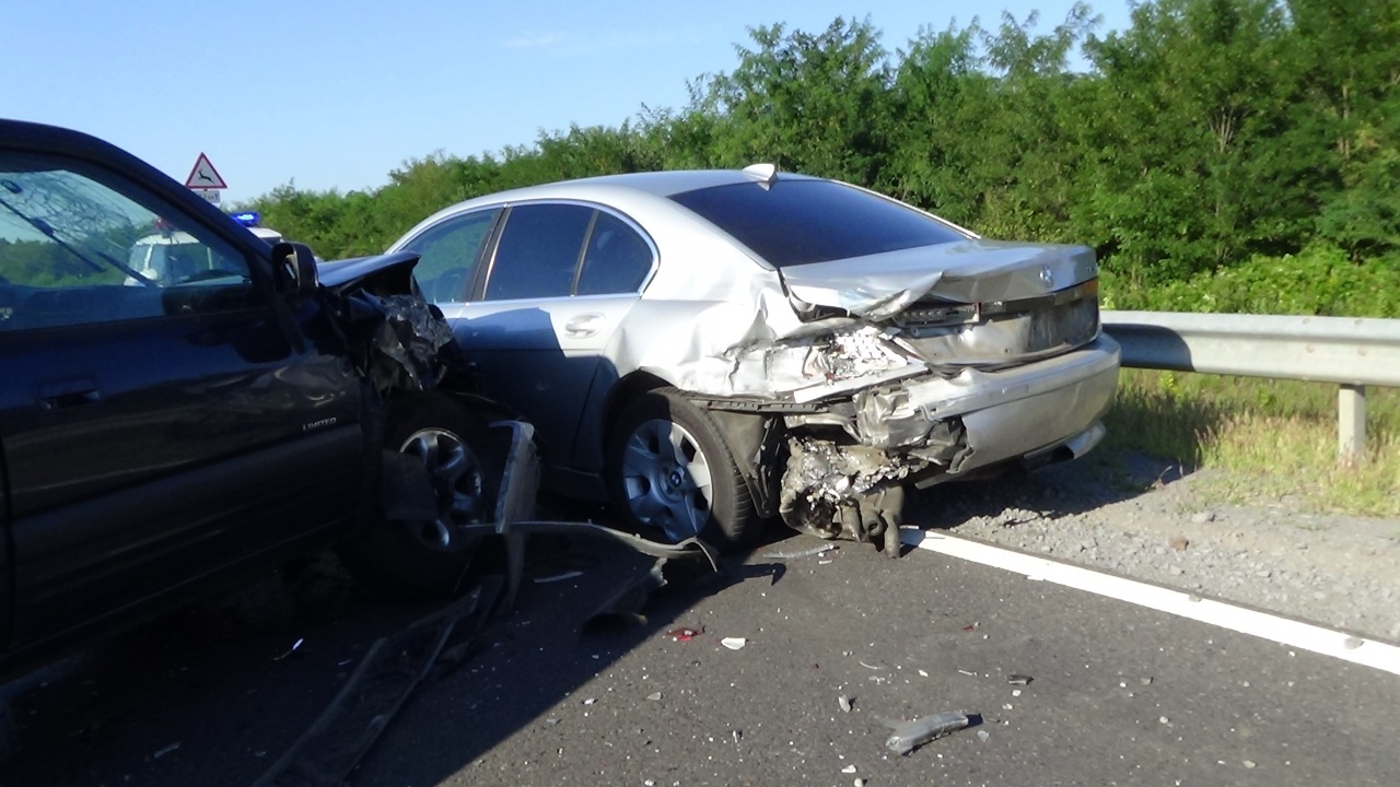 Álló személygépkocsinak ütközött a terepjáró