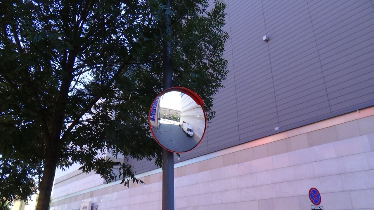 Tükör segíti a közlekedést