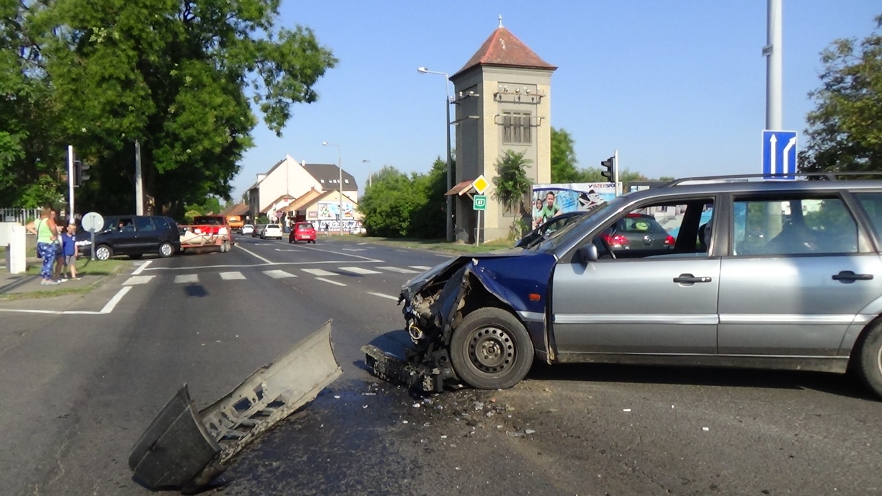 Jelentős az anyagi kár a Család utcai balesetben