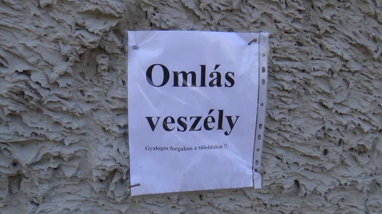 Omlásveszély a Kapor utcán