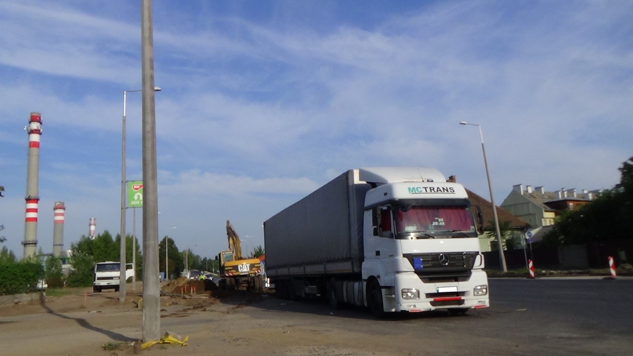Kamion akadályozta az útépítési munkálatokat