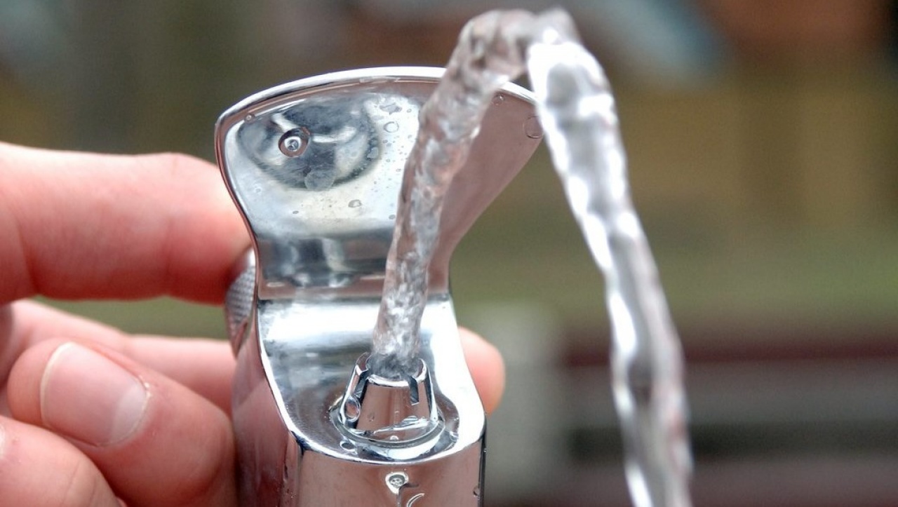 Ezerszeres árért cipeljük, pedig a csapból is az folyik