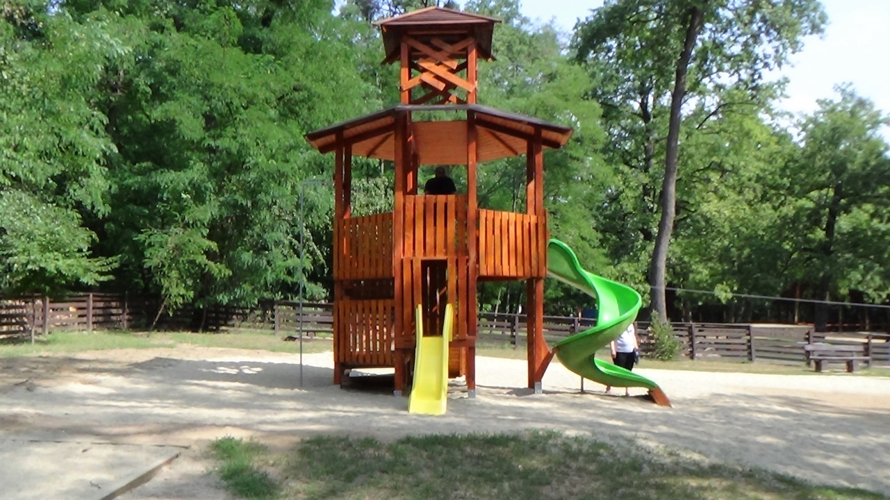 Épül-szépül az erdei tornapálya