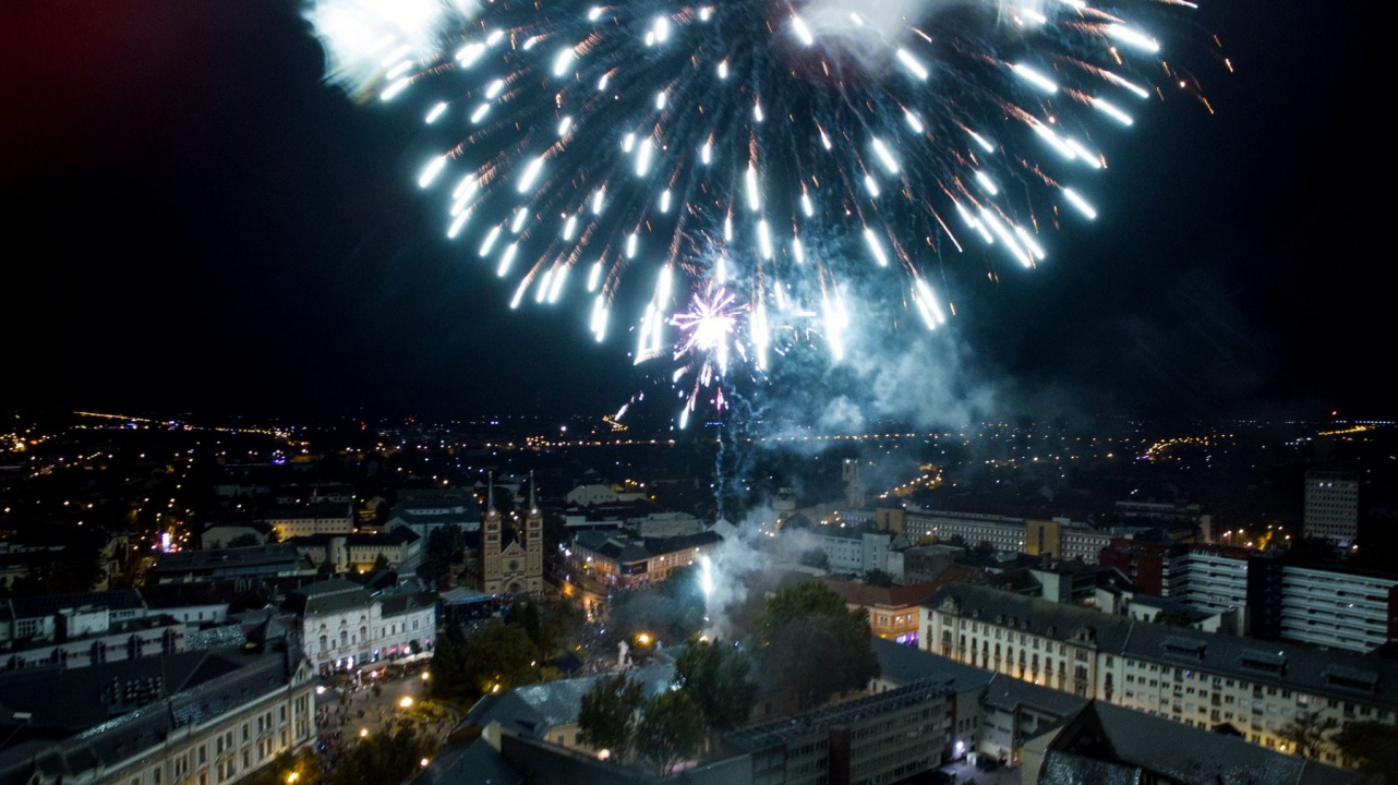 Tűzijáték a Kossuth tér felett