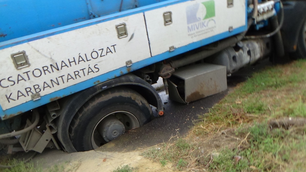 Beszakadt az úttest