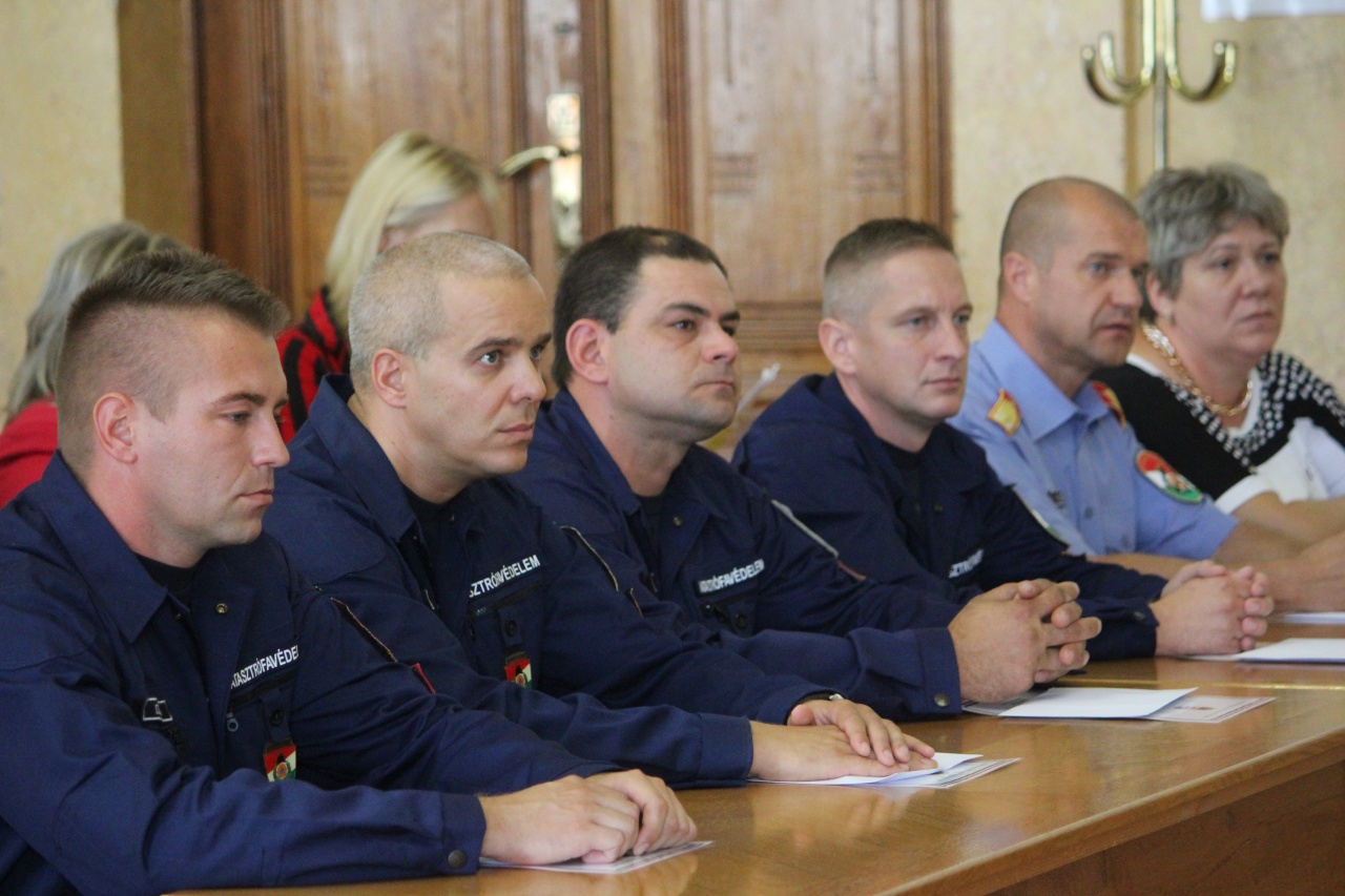 Rendkívüli ülésen ismerték el a tűzoltók munkáját