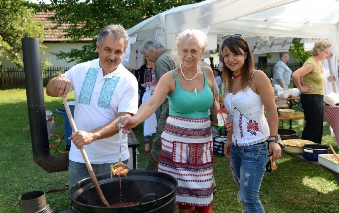 Kolbászból fonták a kerítést a Múzeumfaluban