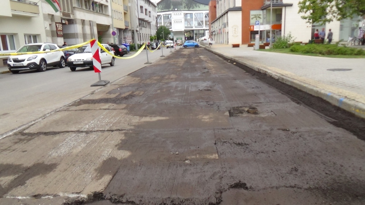 Nagyfelületű kátyúzás a Szabadság téren