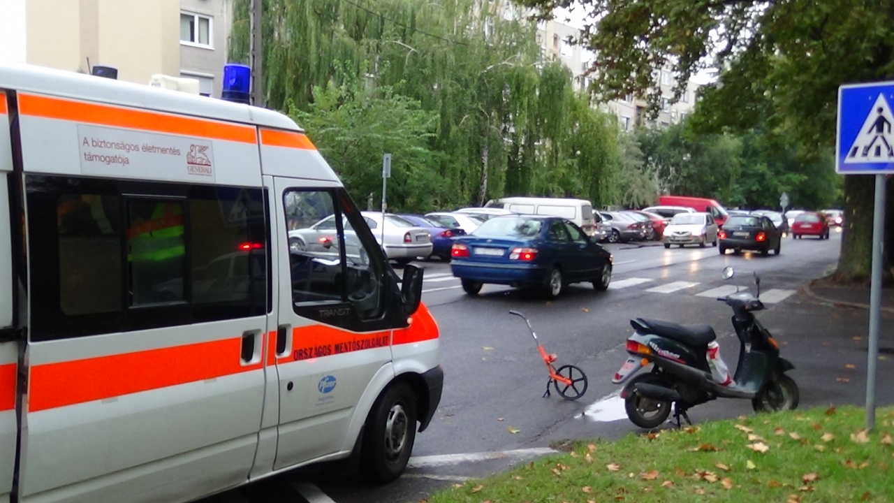 Kórházba szállították a robogóst