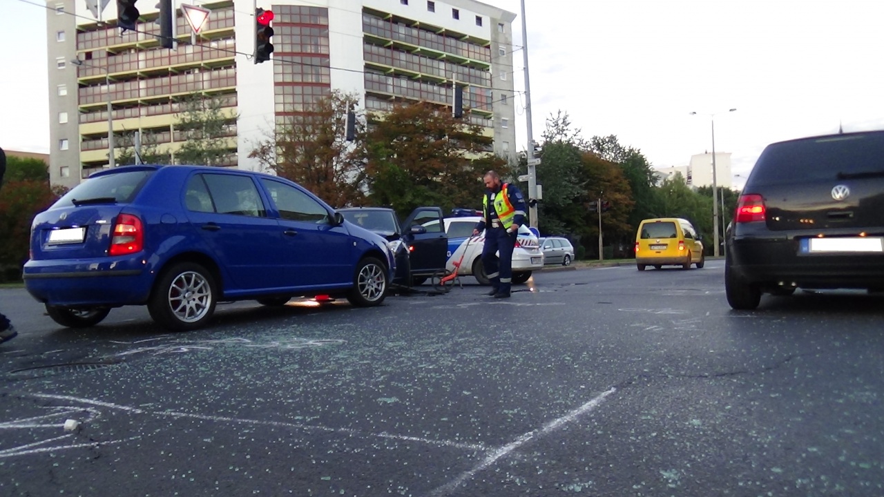 Áthajtott a piroson – hármas karambolt okozott