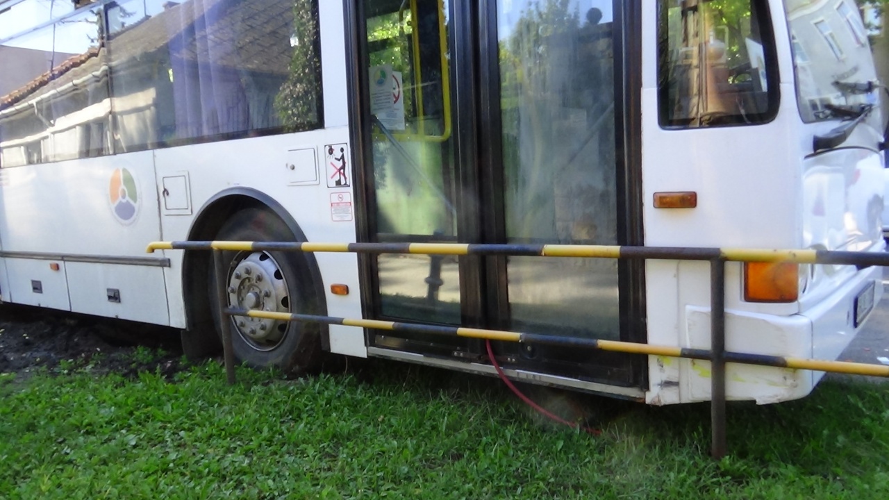 Zebránál álló autóba rohant bele egy busz
