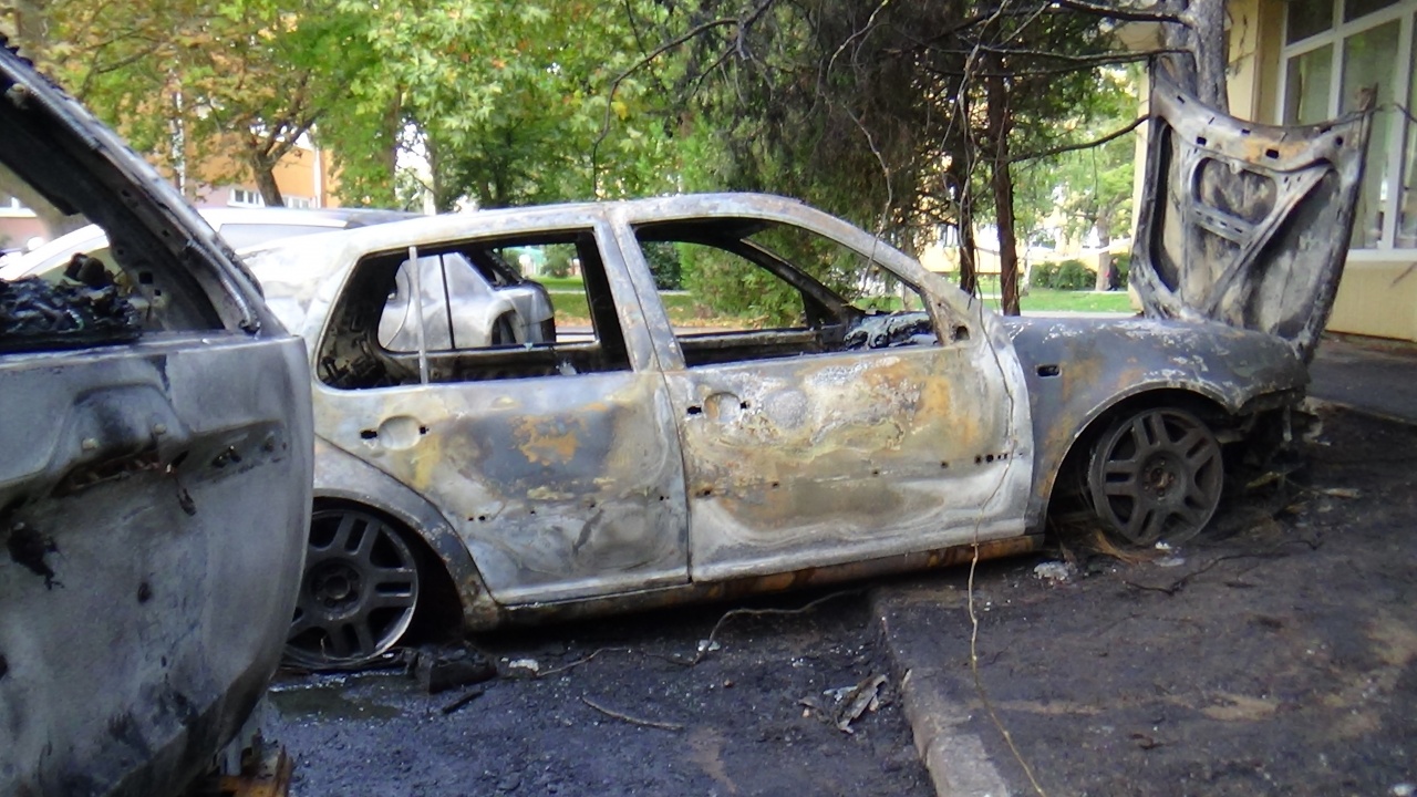 Három személygépkocsi gyulladt ki