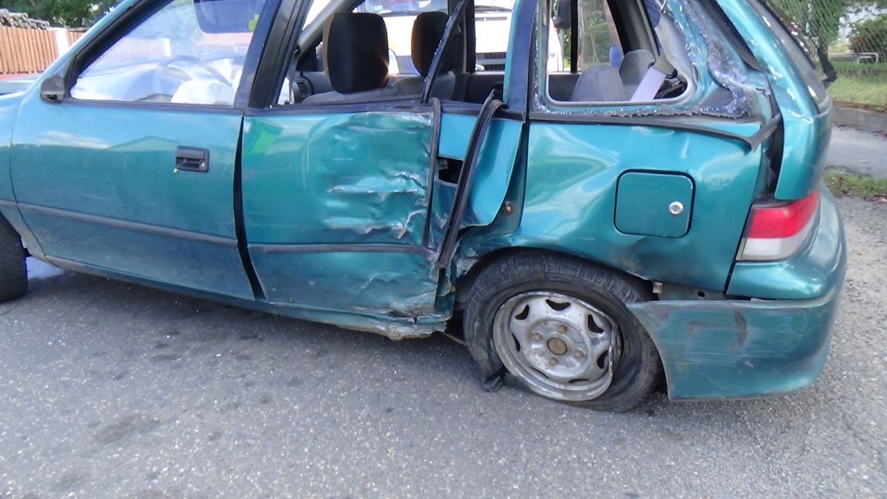 Kerítésnek, iskolának, majd táblának ütközött