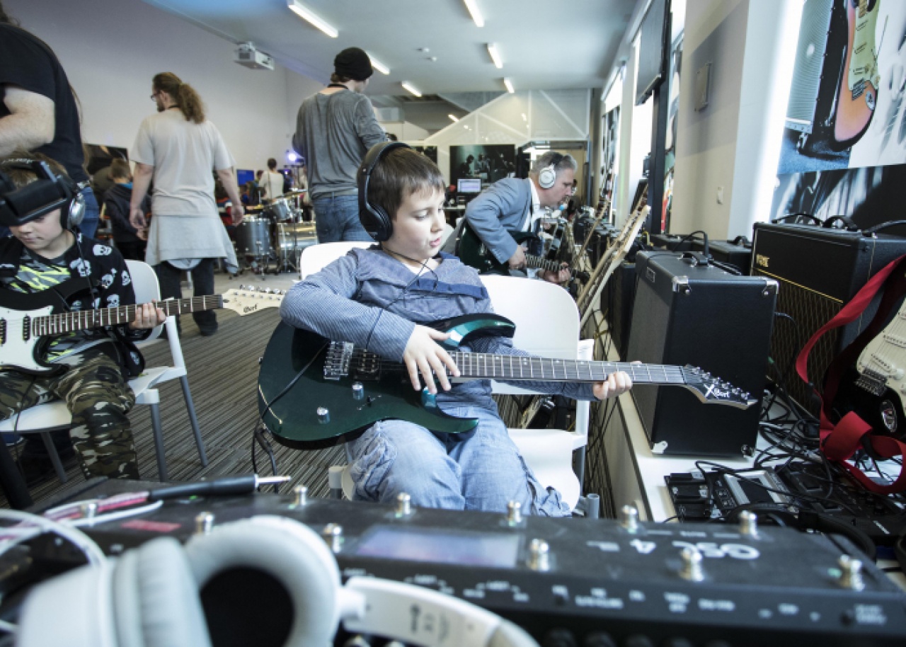 Folytatódik a Hangszert a kézbe