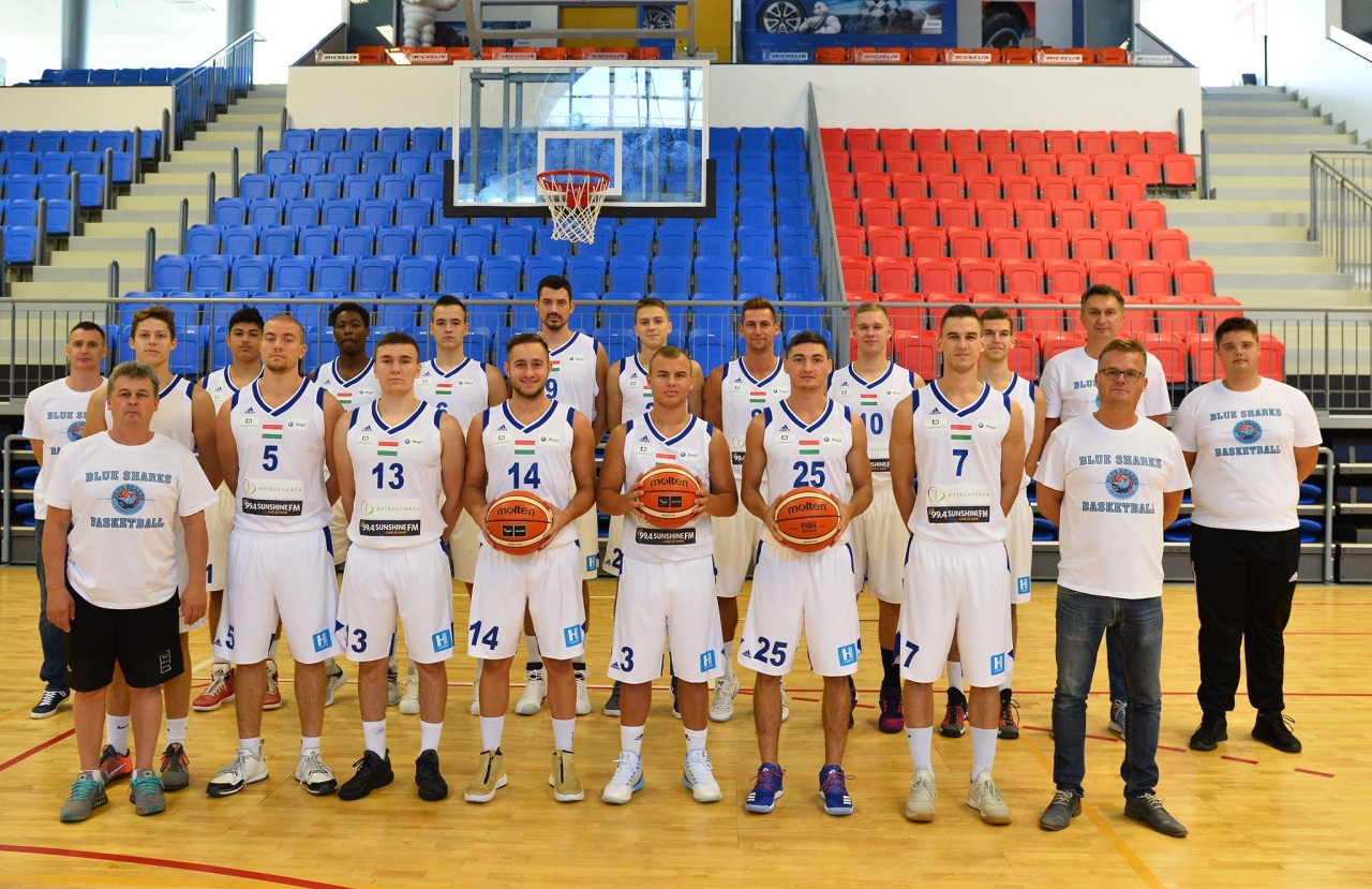 Először hazai pályán