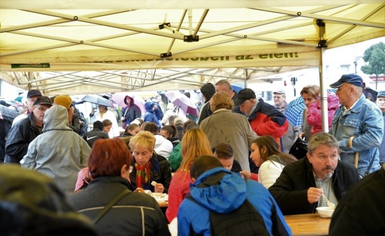 Még odaér ebédre!