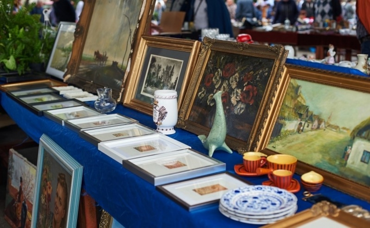 Ezrek a régiségpiacon