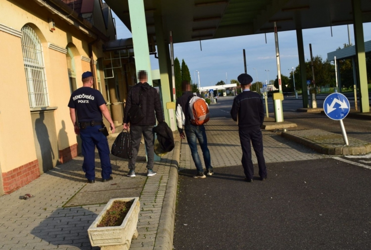 Átadták a Csengerben elfogott illegális migránsokat