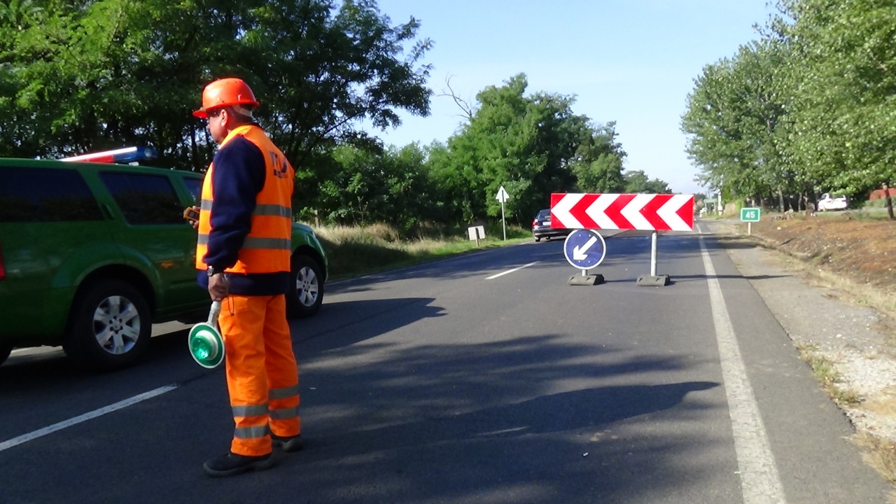Jelzőőrök irányítják a forgalmat