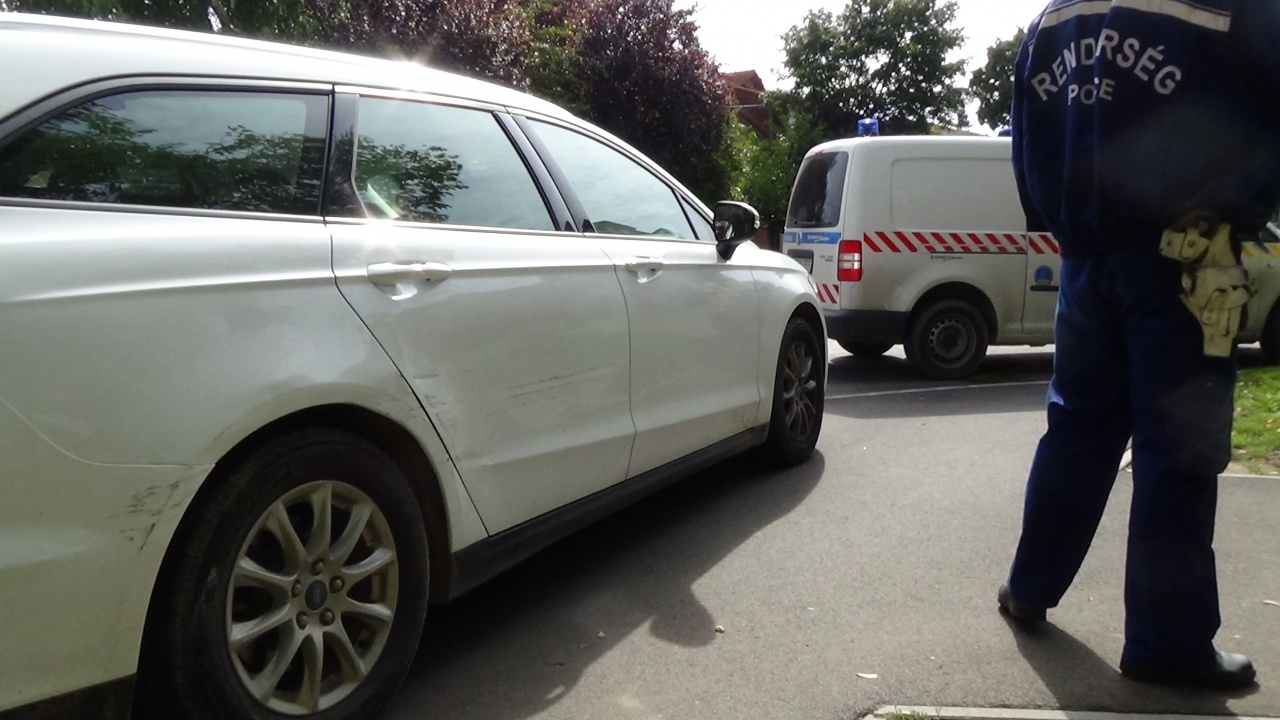 Parkoló terepjárónak ütközött