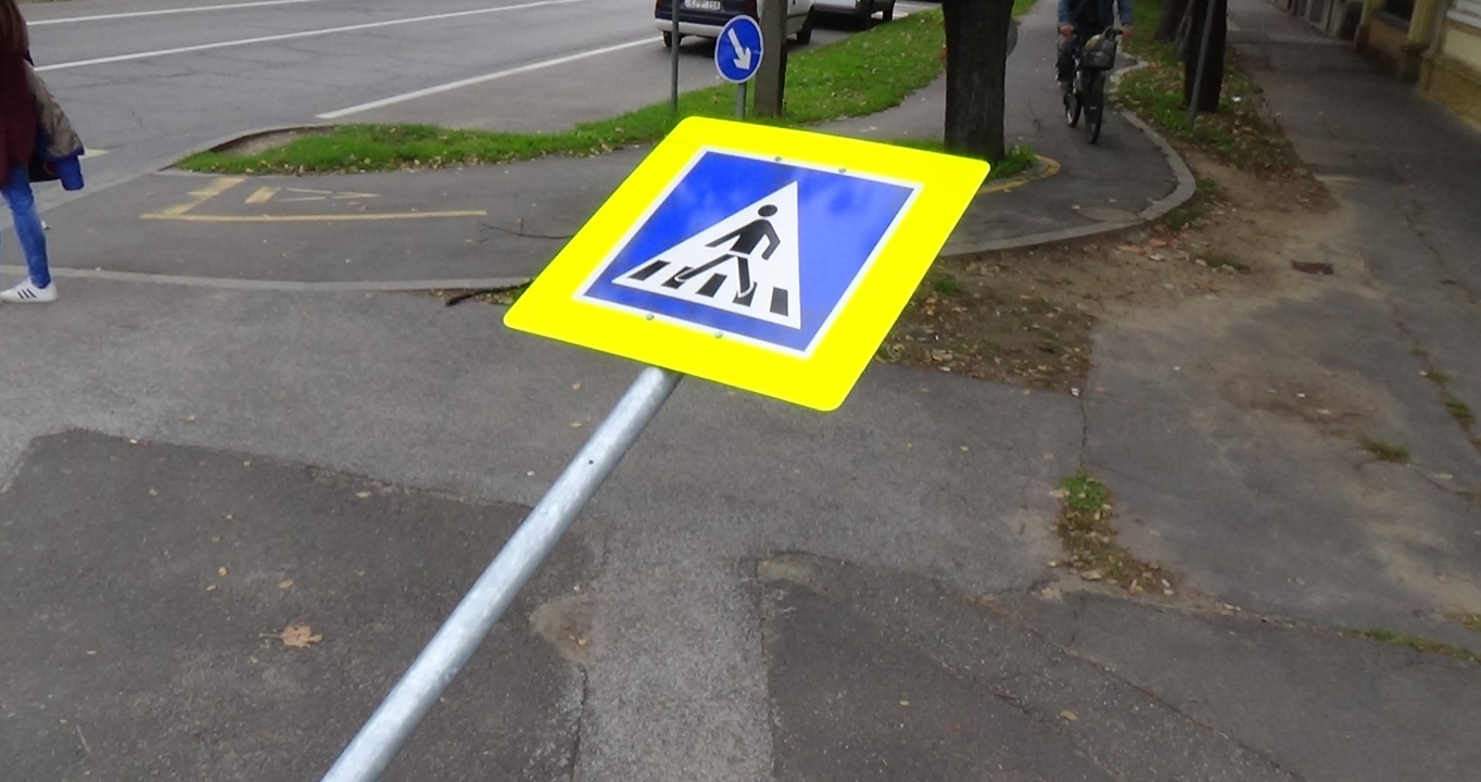 Kitört egy táblát, majd elhajtott a helyszínről