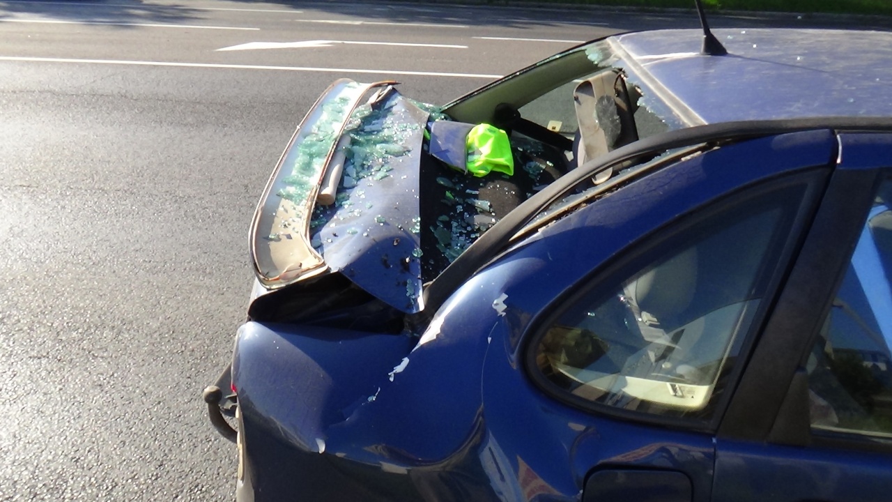 Belerohant a piros lámpánál