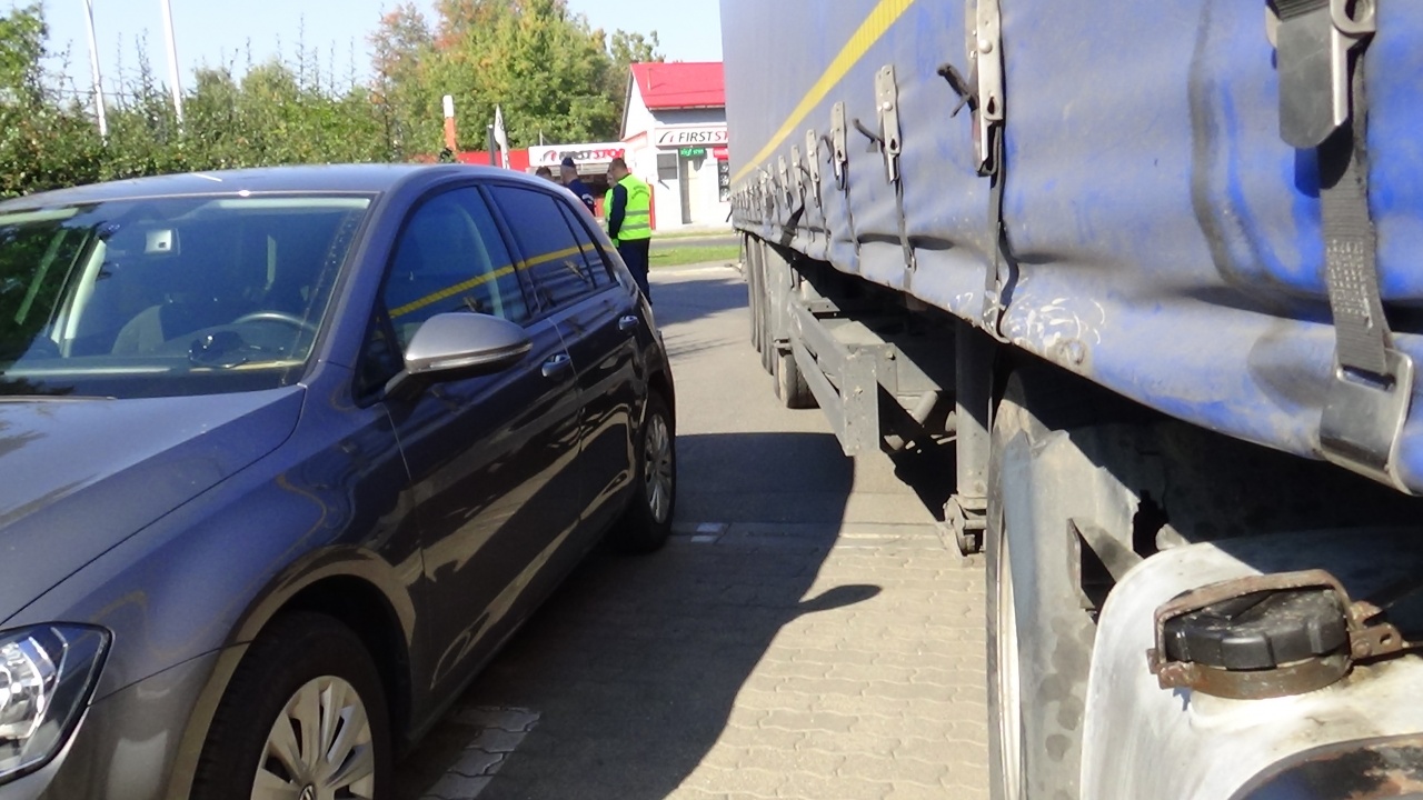 Parkoló személyautónak ütközött