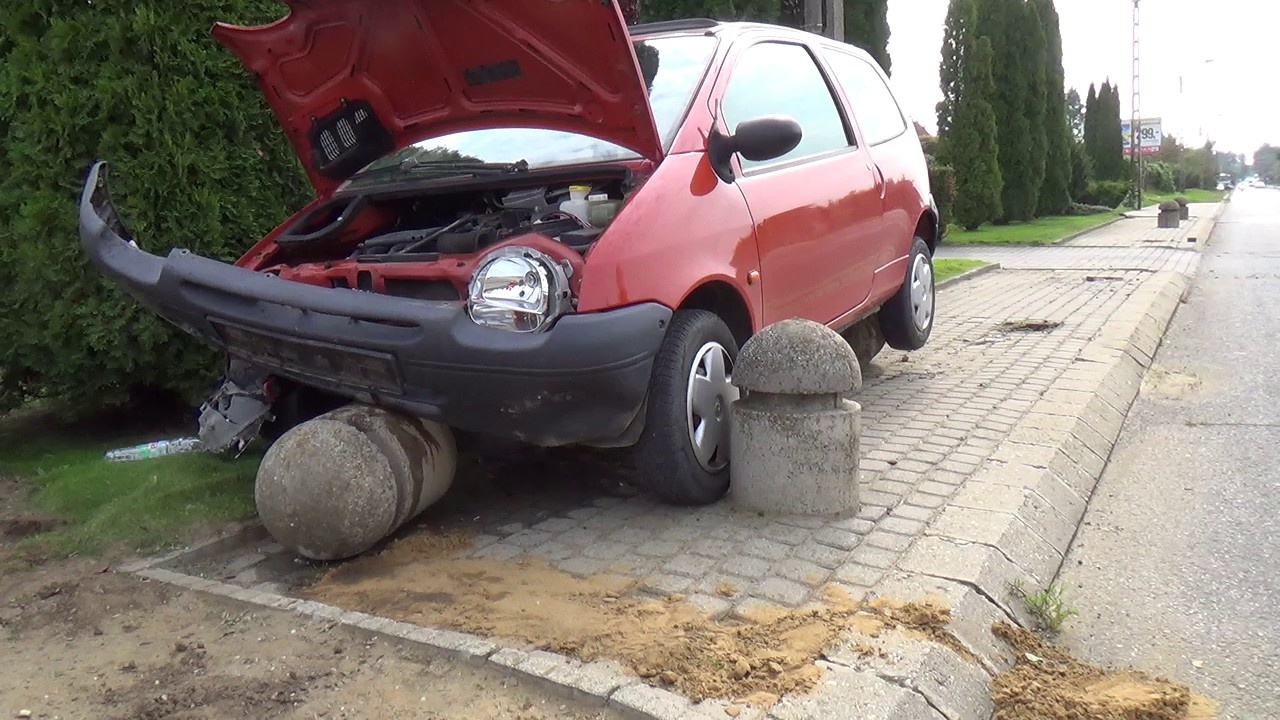 Betonelemnek ütközött, jelentős az anyagi kár