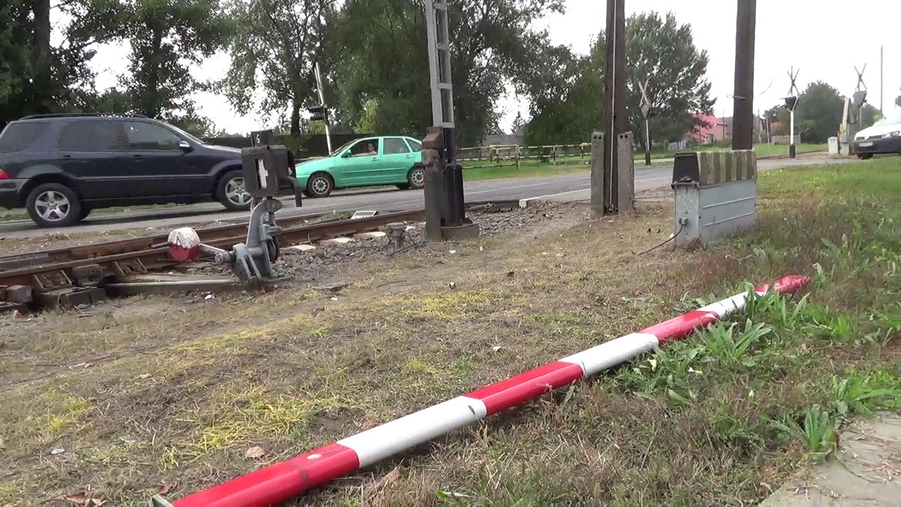 Teherautó szakította le a félsorompót