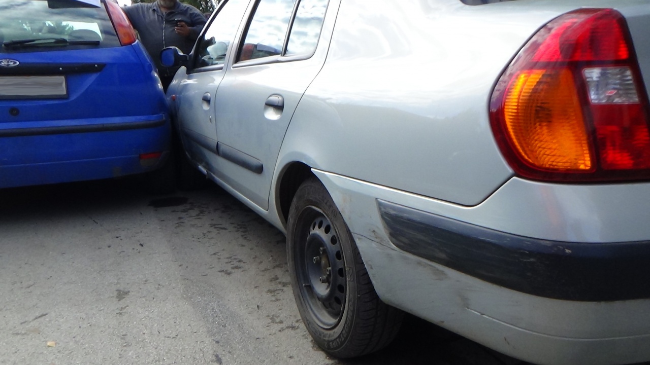 Álló személygépkocsinak ütközött