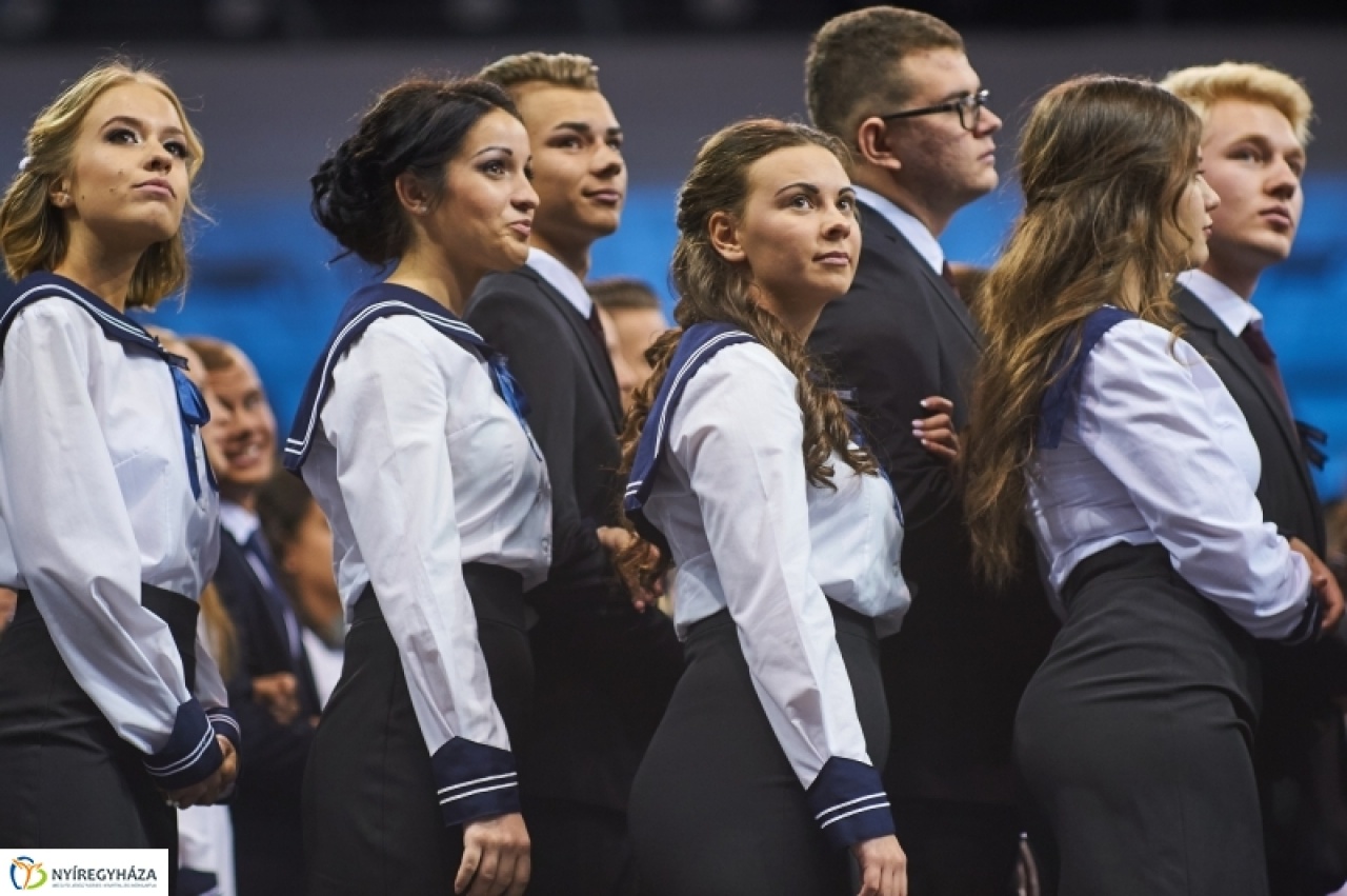 Ünnepeltek a végzős diákok