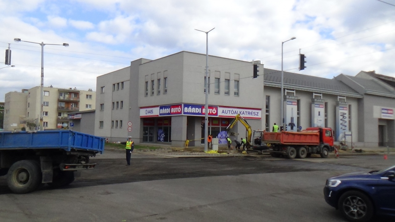 Felmarták az aszfaltot a csomópontban