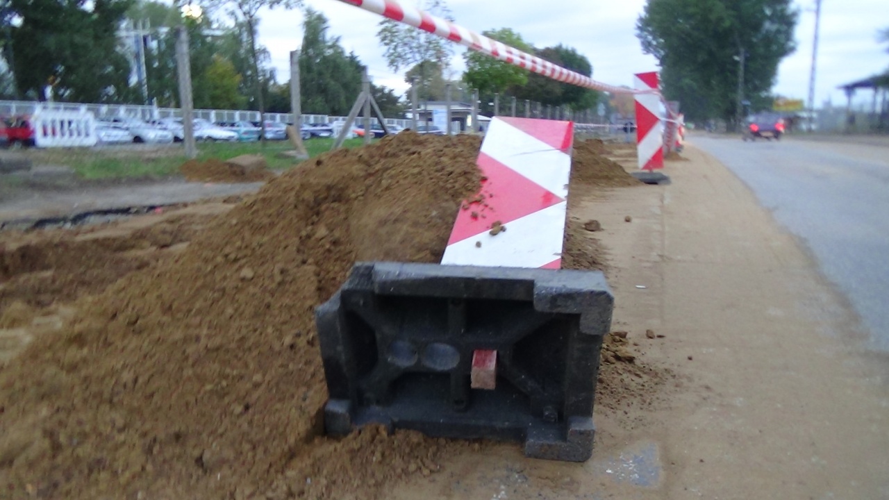 KRESZ táblákat fordítottak, rongáltak