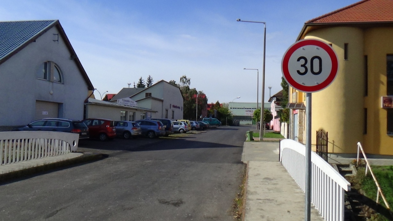 Lassabb haladás a Színház utcán