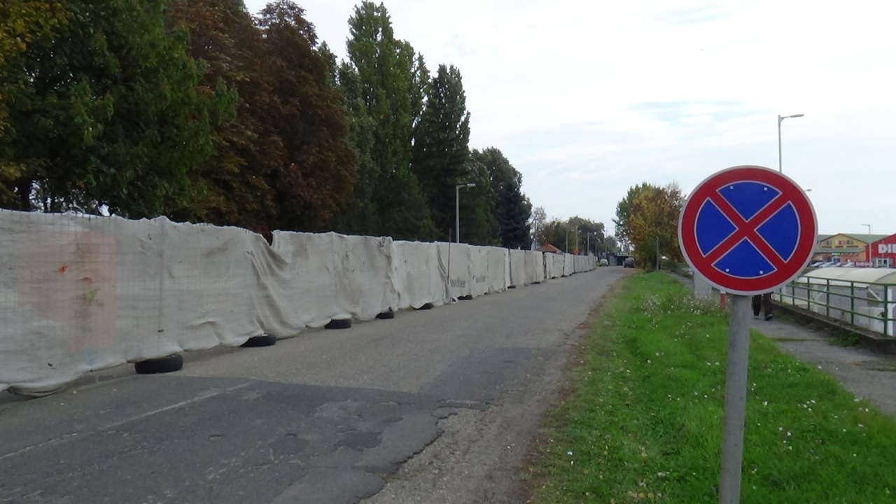 Megállási tilalom a temetőnél