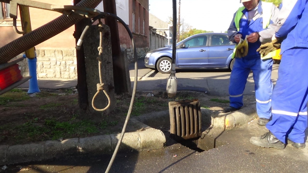 Tisztítják a csapadékelvezetőt – forgalomkorlátozásra számíthatnak
