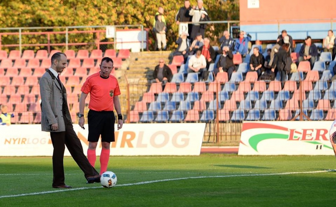 Dr. Watson rúgta a kezdőt