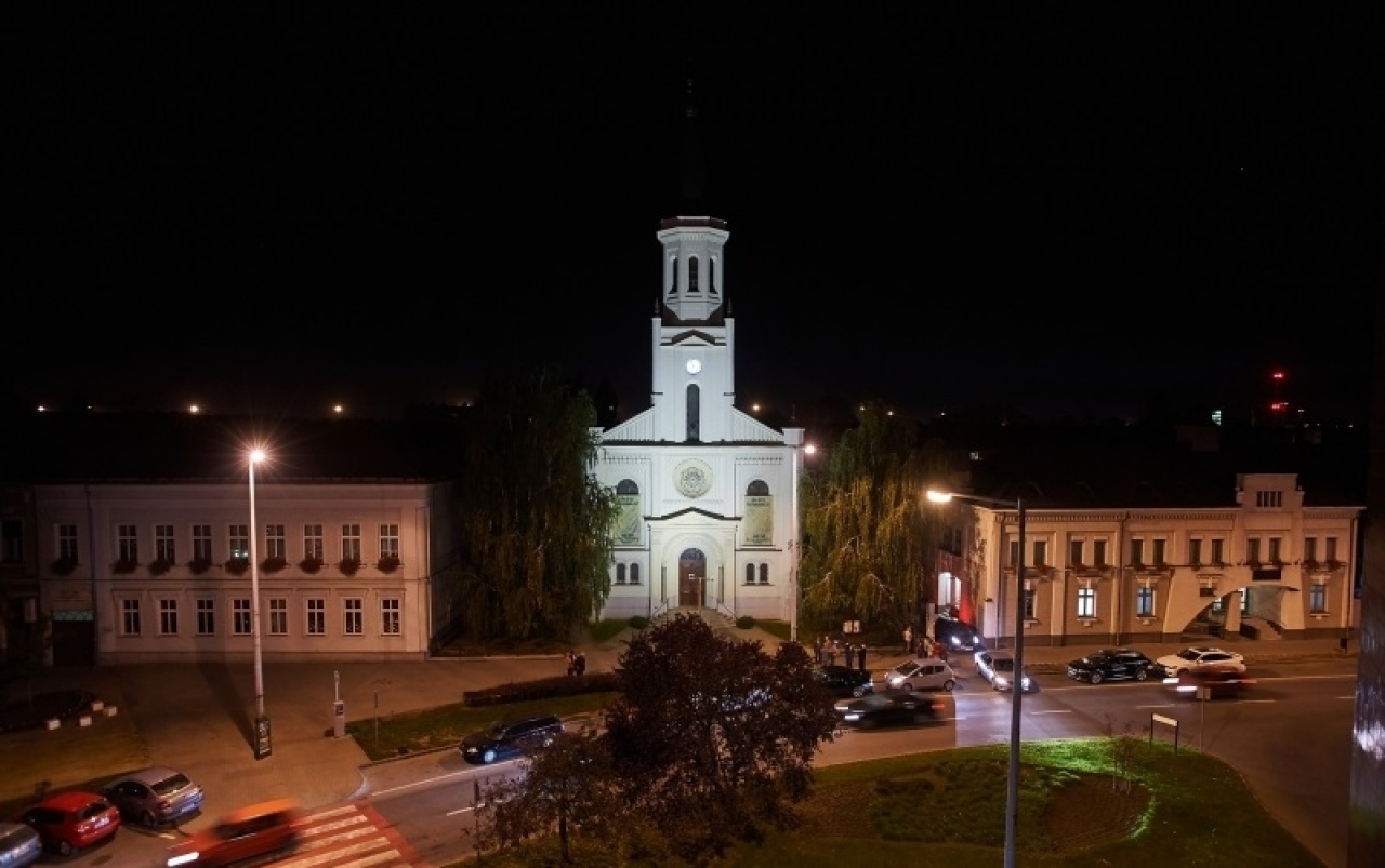 Fényárban úszik a református templom